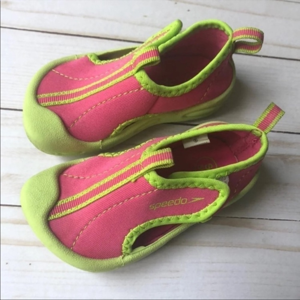 Size small 5/6. Speedo water shoes